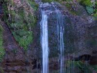 Der Reitnerbach stürzt über eine Felskante